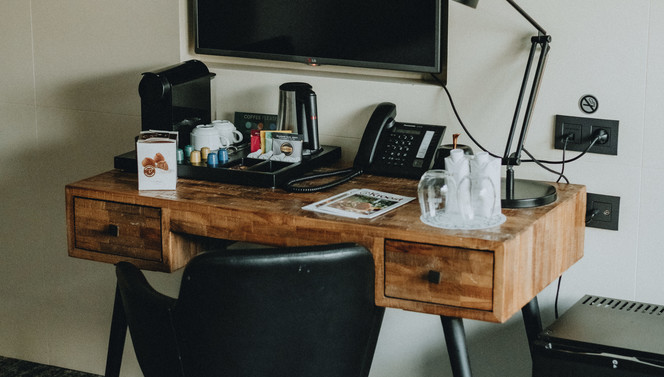 Bureau, mini bar, koffie, thee, televisie